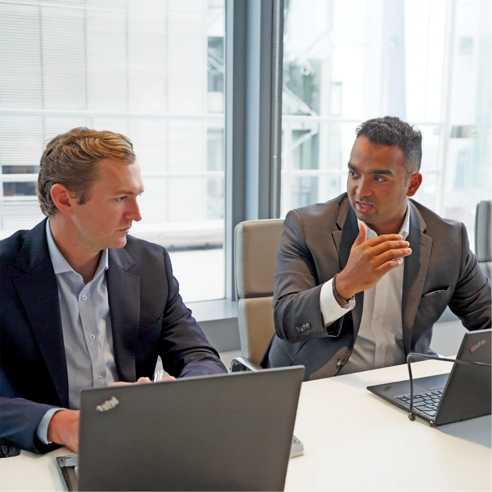 US_team_meeting_closeup1_5x